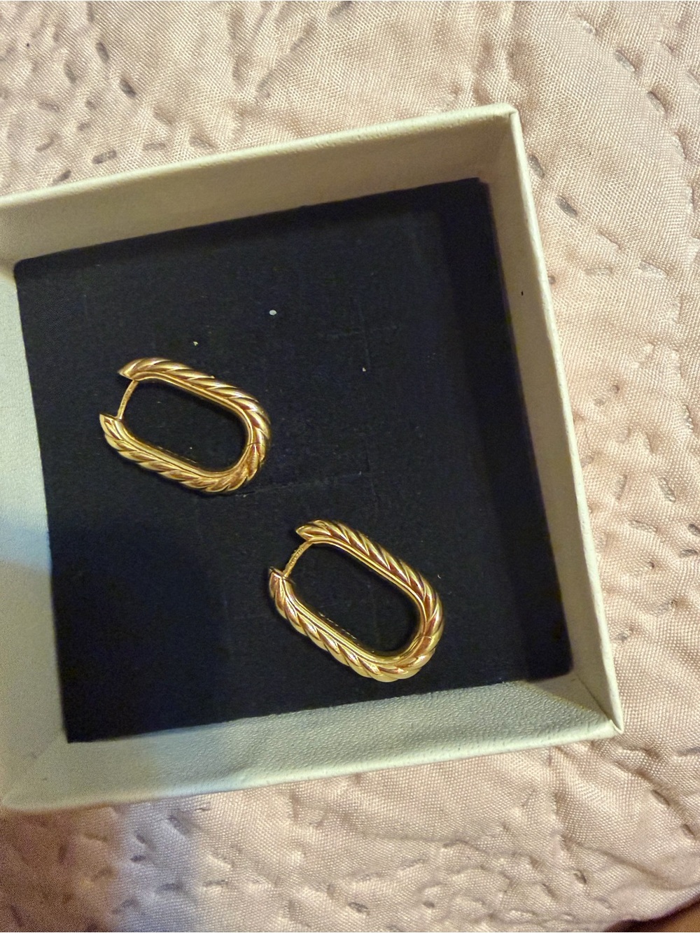 DY MADISON® CABLE HOOP EARRINGS
18K Yellow Gold, 24.3mm - Picture 7 of 7